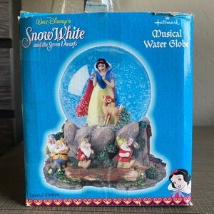 Hallmark Snow White Musical Water Globe Special Edition with Tune "Heigh-Ho"